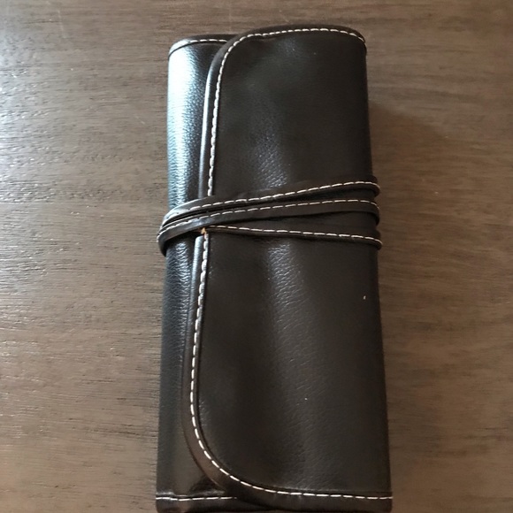 Makeup Brushes - Picture 2 of 3